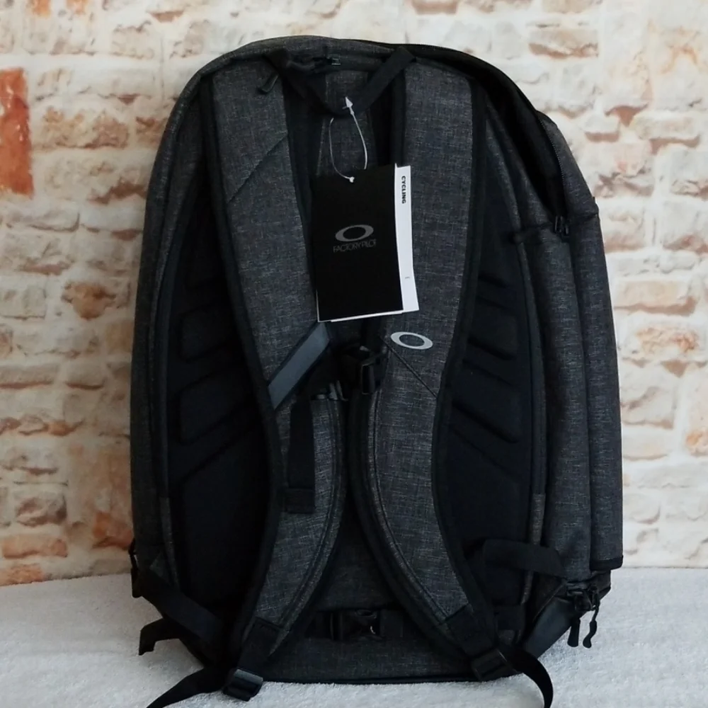 New Oakley Aero Pack Bag